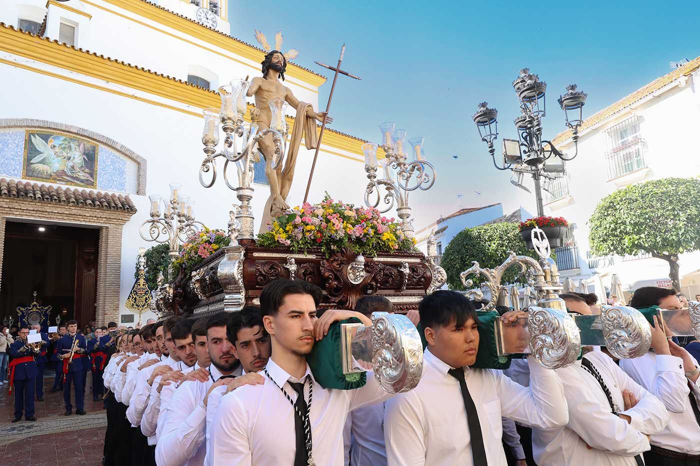 El Resucitado brilla durante su procesión y pone el broche de oro a la ...